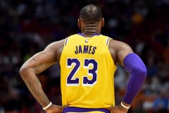 新赛季足球备战：库明加签约争议与球队内部矛盾